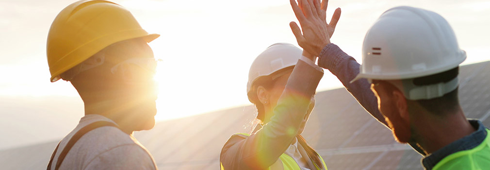 personas chocando la mano