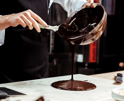 chocolatier tempering chocolate