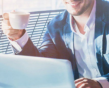 mężczyzna przed komputerem