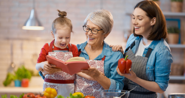 Rodzina przygotowująca posiłek