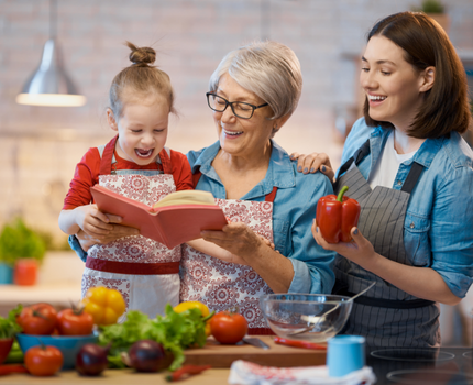 Rodzina przygotowująca posiłek