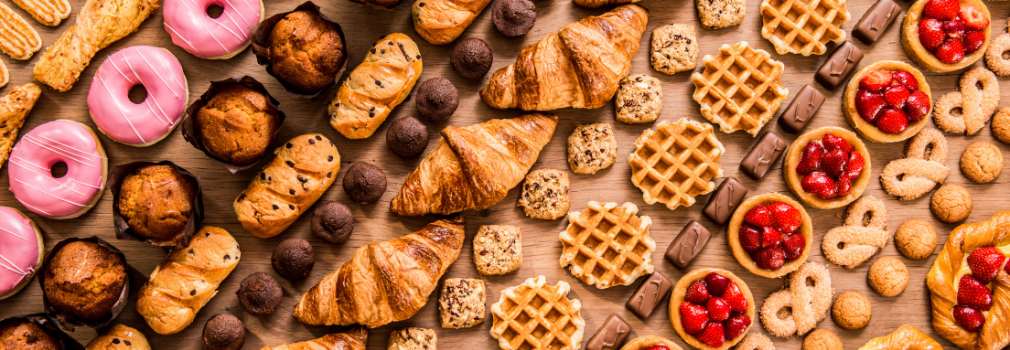 stół pełen ciastek