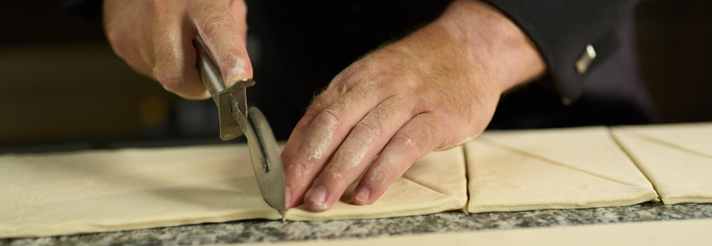 cukiernik tnie ciasto