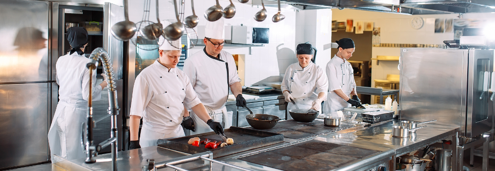 szefowie kuchni gotujący w restauracji