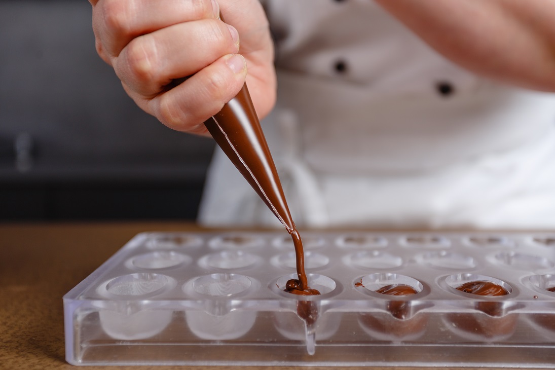 Chocolatier filling chocolate molds