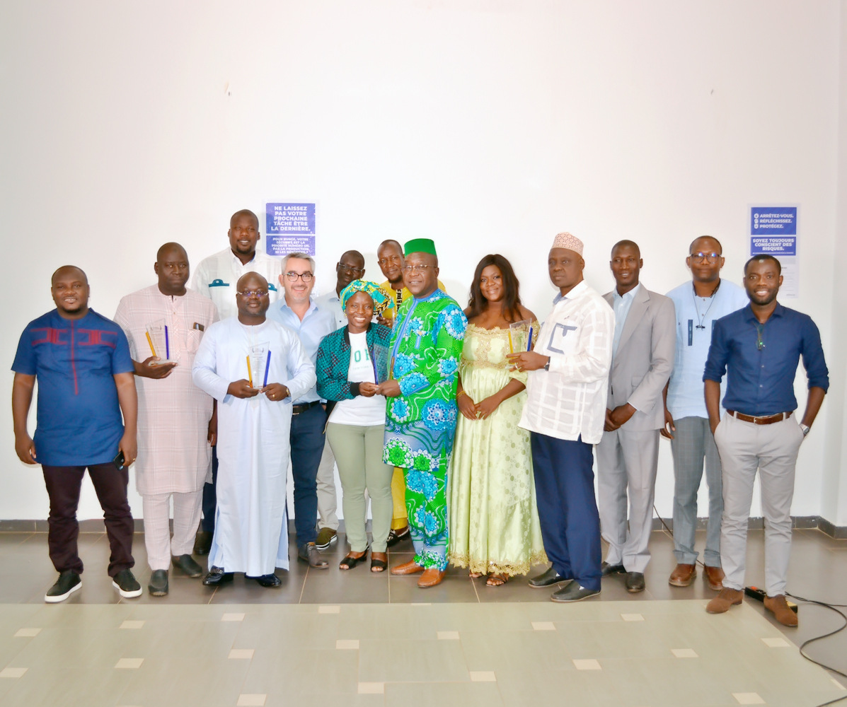 Group of all suppliers gathered