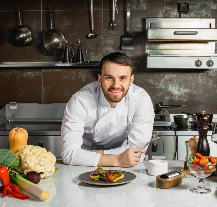 młody kucharz profesjonalny