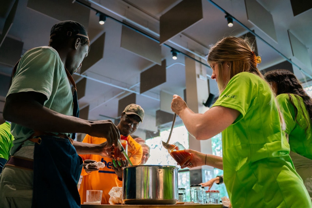 Voluntarios en Taller de Cocina Solidario - BCN 2025